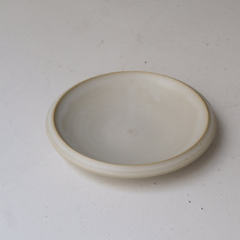 Assiette creuse en grès D 22cm - Blanc cassé par Malo chez Brutal Ceramics