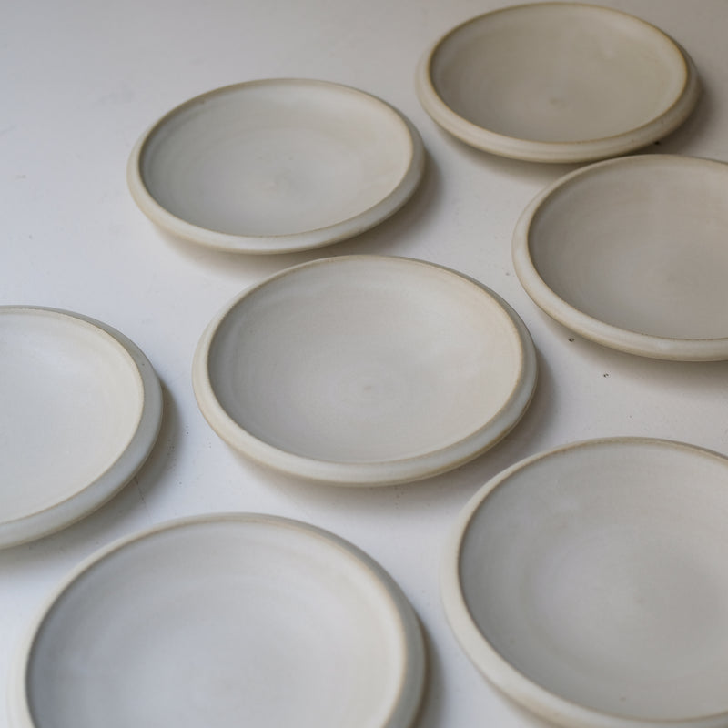 Assiette creuse en grès D 22cm - Blanc cassé par Malo chez Brutal Ceramics