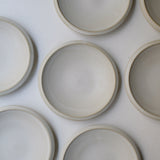 Assiette creuse en grès D 22cm - Blanc cassé par Malo chez Brutal Ceramics