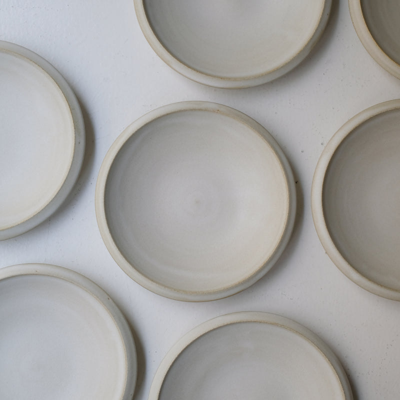 Assiette creuse en grès D 22cm - Blanc cassé par Malo chez Brutal Ceramics
