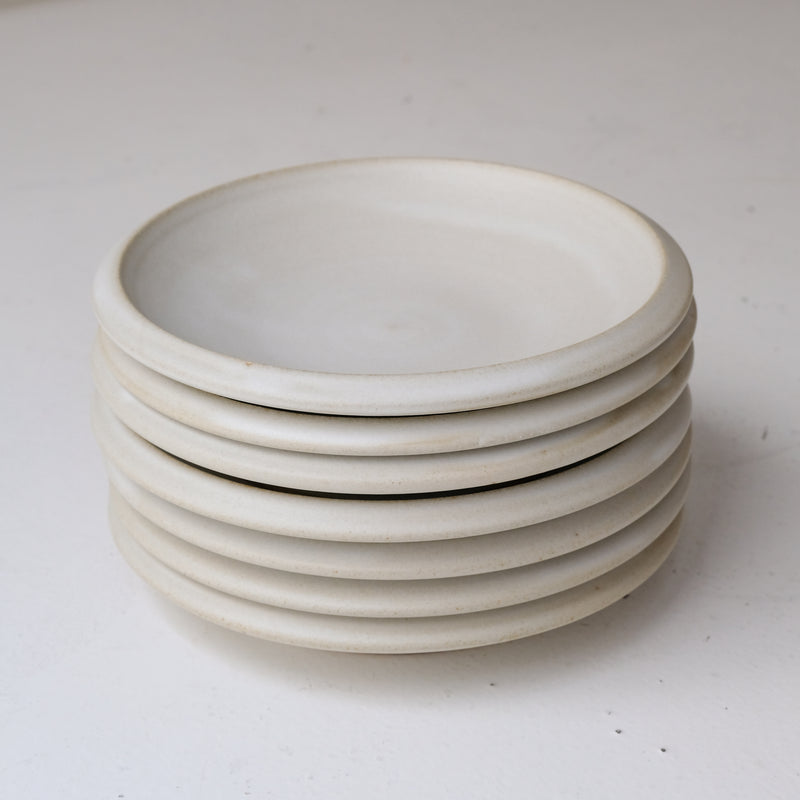 Assiette creuse en grès D 22cm - Blanc cassé par Malo chez Brutal Ceramics