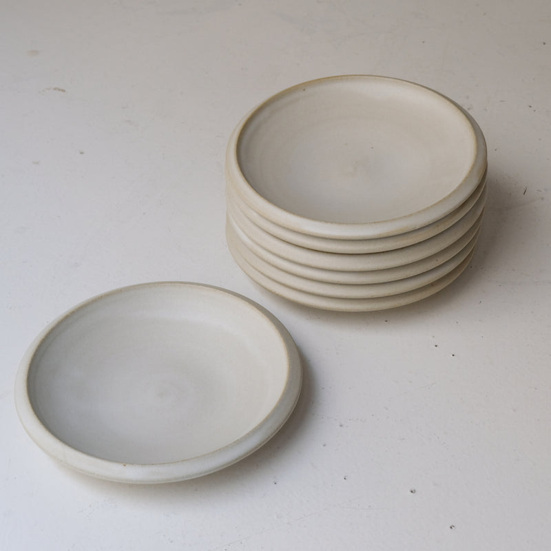 Assiette creuse en grès D 22cm - Blanc cassé par Malo chez Brutal Ceramics