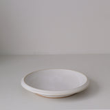 Assiette creuse en grès D 22cm - Blanc cassé par Malo chez Brutal Ceramics