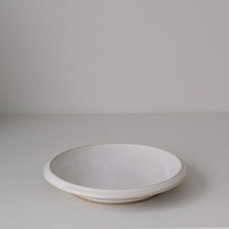 Assiette creuse en grès D 22cm - Blanc cassé par Malo chez Brutal Ceramics