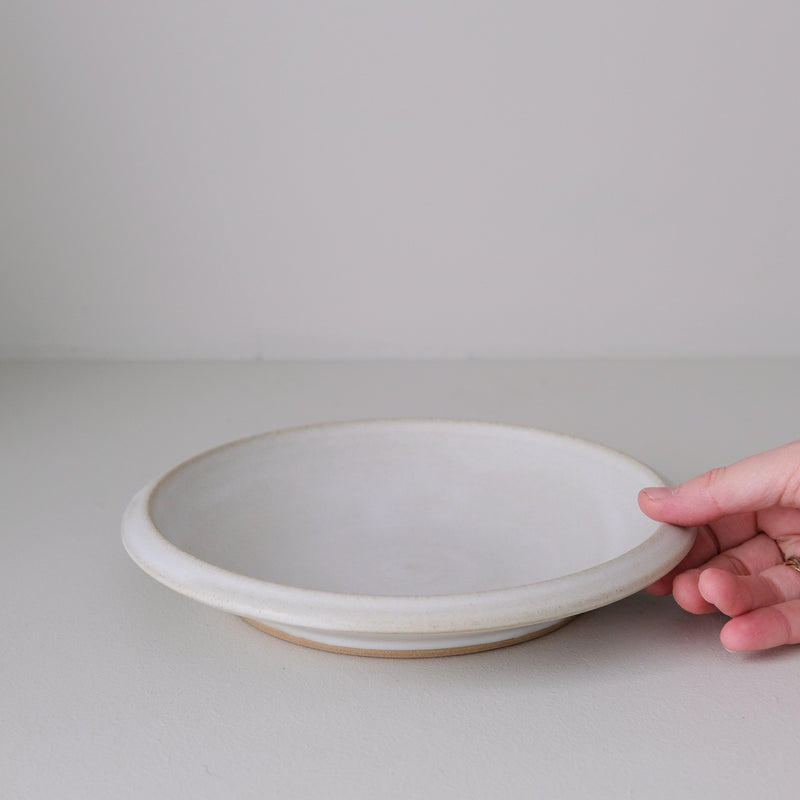 Assiette creuse en grès D 22cm - Blanc cassé par Malo chez Brutal Ceramics