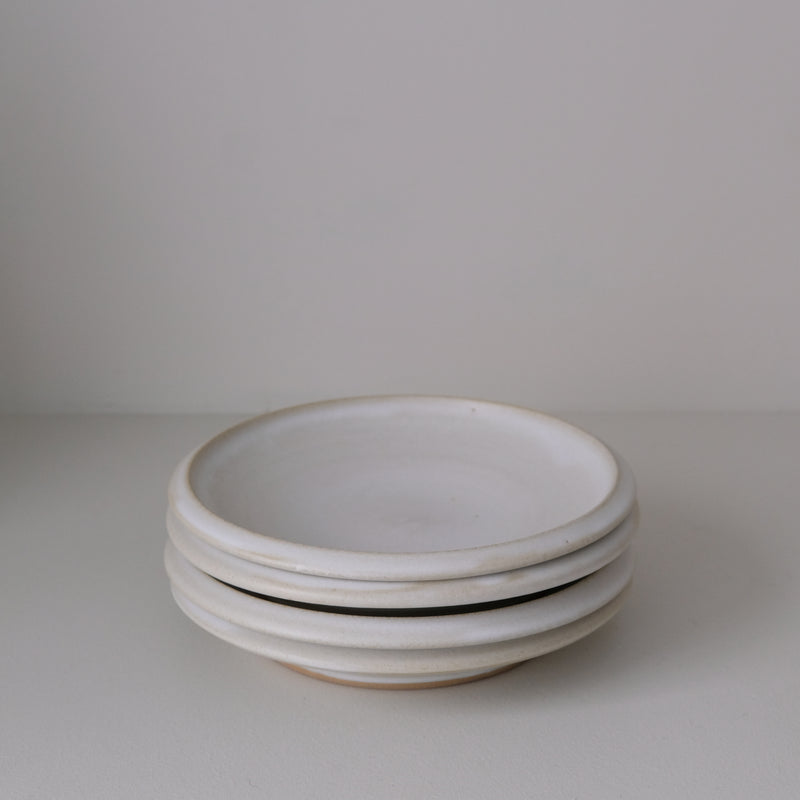Assiette creuse en grès D 22cm - Blanc cassé par Malo chez Brutal Ceramics