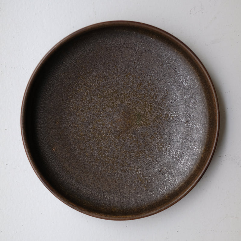 Plat de service en grès D 22,5cm - marron foncé par Malo chez Brutal Ceramics