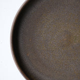 Plat de service en grès D 22,5cm - marron foncé par Malo chez Brutal Ceramics