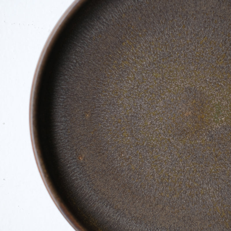 Plat de service en grès D 22,5cm - marron foncé par Malo chez Brutal Ceramics