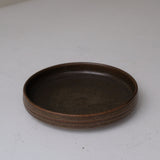 Plat de service en grès D 22,5cm - marron foncé par Malo chez Brutal Ceramics