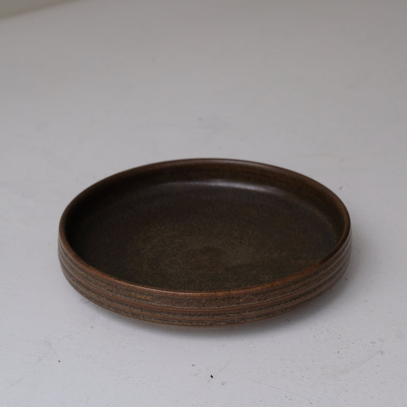 Plat de service en grès D 22,5cm - marron foncé par Malo chez Brutal Ceramics