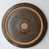 Plat de service en grès D 22,5cm - marron foncé par Malo chez Brutal Ceramics