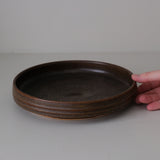 Plat de service en grès D 22,5cm - marron foncé par Malo chez Brutal Ceramics