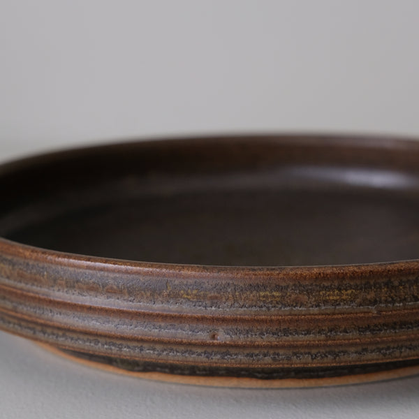 Plat de service en grès D 22,5cm - marron foncé par Malo chez Brutal Ceramics