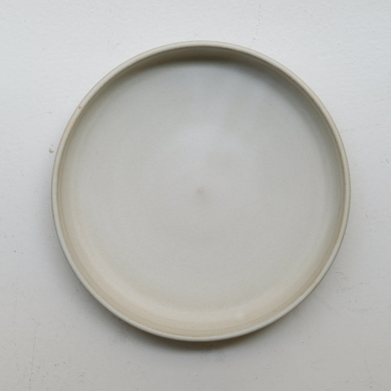 Plat de service en grès D 22,5cm - Blanc cassé par Malo chez Brutal Ceramics