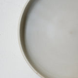 Plat de service en grès D 22,5cm - Blanc cassé par Malo chez Brutal Ceramics