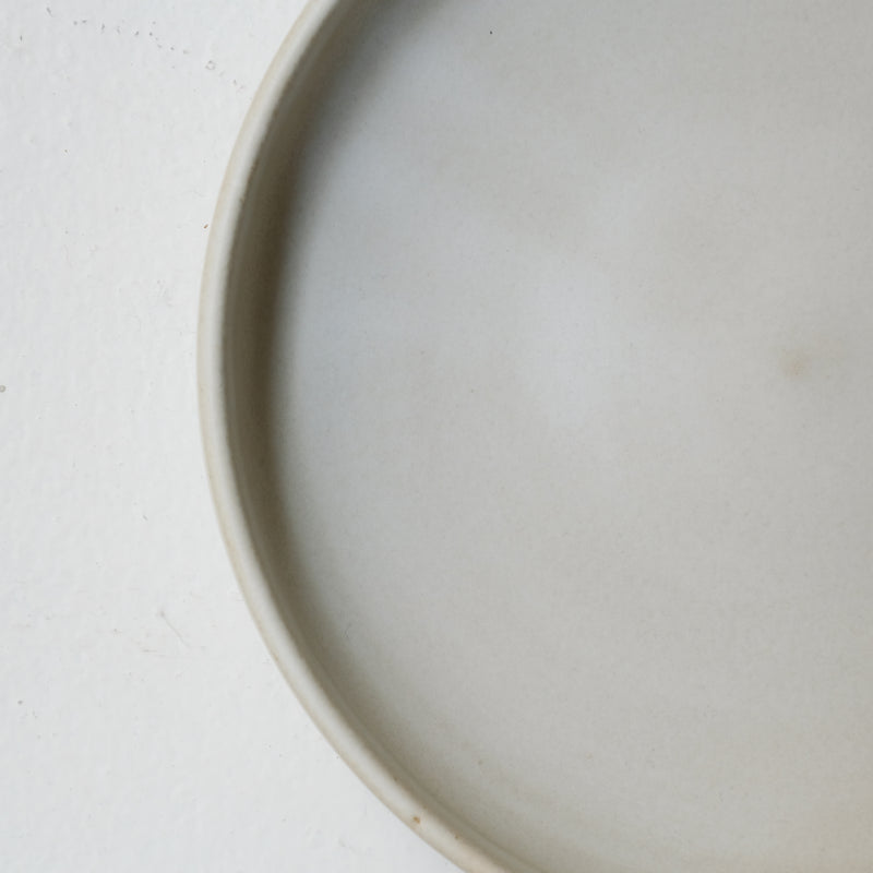 Plat de service en grès D 22,5cm - Blanc cassé par Malo chez Brutal Ceramics