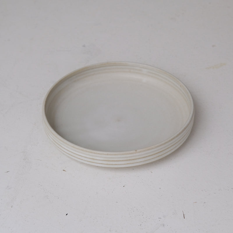 Plat de service en grès D 22,5cm - Blanc cassé par Malo chez Brutal Ceramics