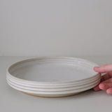 Plat de service en grès D 22,5cm - Blanc cassé par Malo chez Brutal Ceramics
