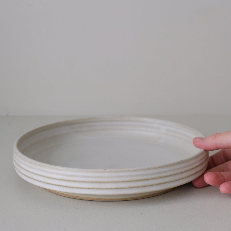 Plat de service en grès D 22,5cm - Blanc cassé par Malo chez Brutal Ceramics