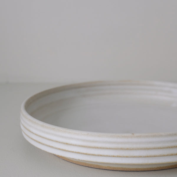 Plat de service en grès D 22,5cm - Blanc cassé par Malo chez Brutal Ceramics