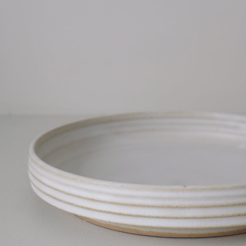 Plat de service en grès D 22,5cm - Blanc cassé par Malo chez Brutal Ceramics