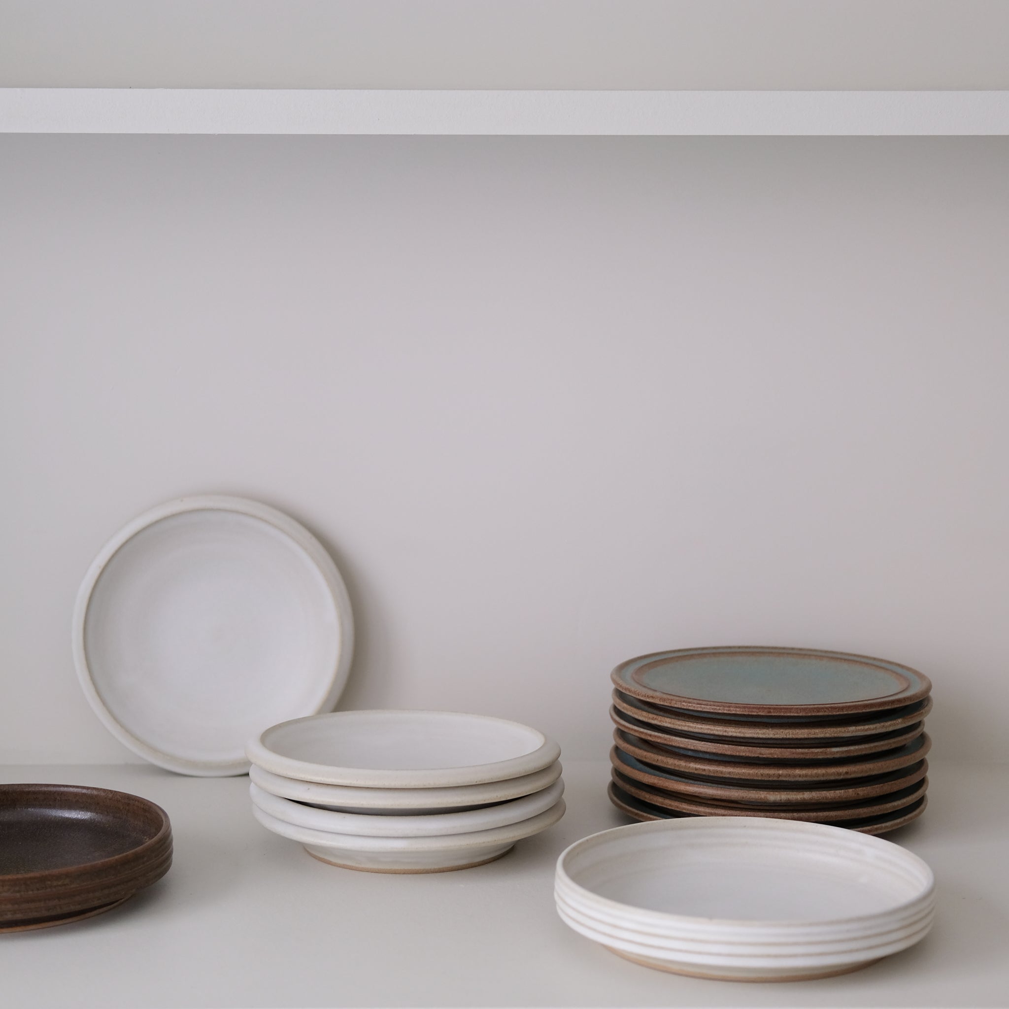 Assiette en Grès bleu-vert par Malo chez Brutal Ceramics