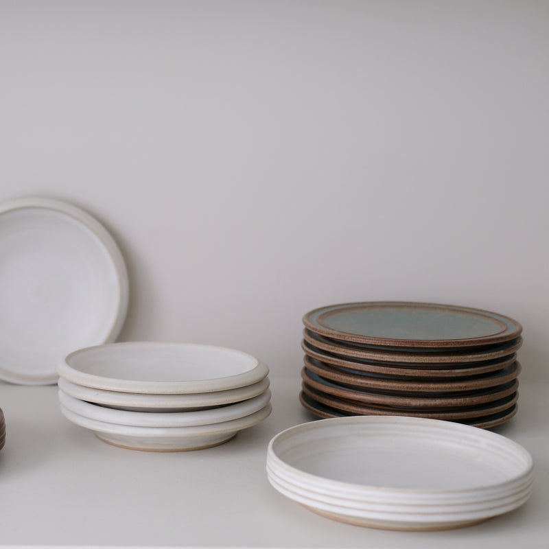Plat de service en grès D 22,5cm - Blanc cassé par Malo chez Brutal Ceramics