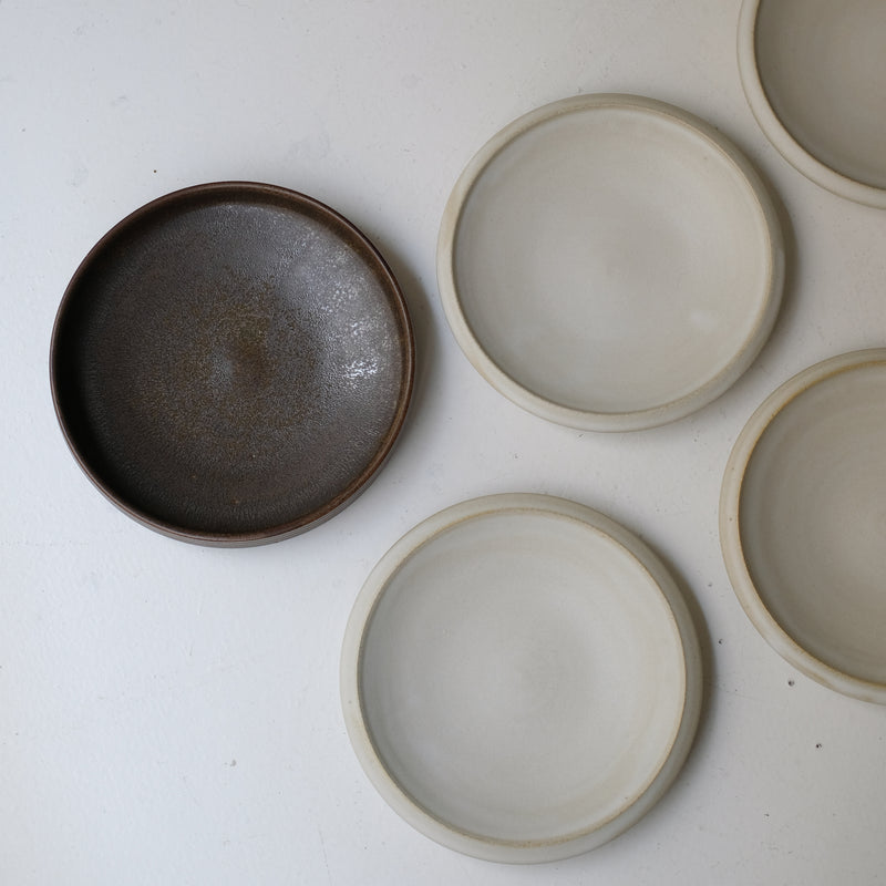 Assiette creuse en grès D 22cm - Blanc cassé par Malo chez Brutal Ceramics