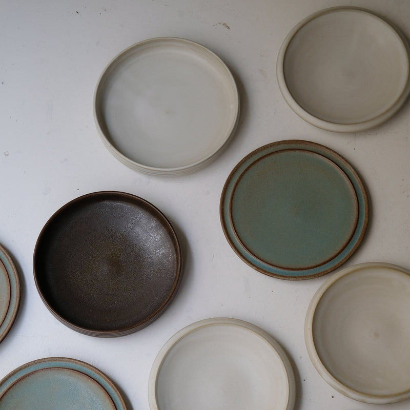 Plat de service en grès D 22,5cm - Blanc cassé par Malo chez Brutal Ceramics