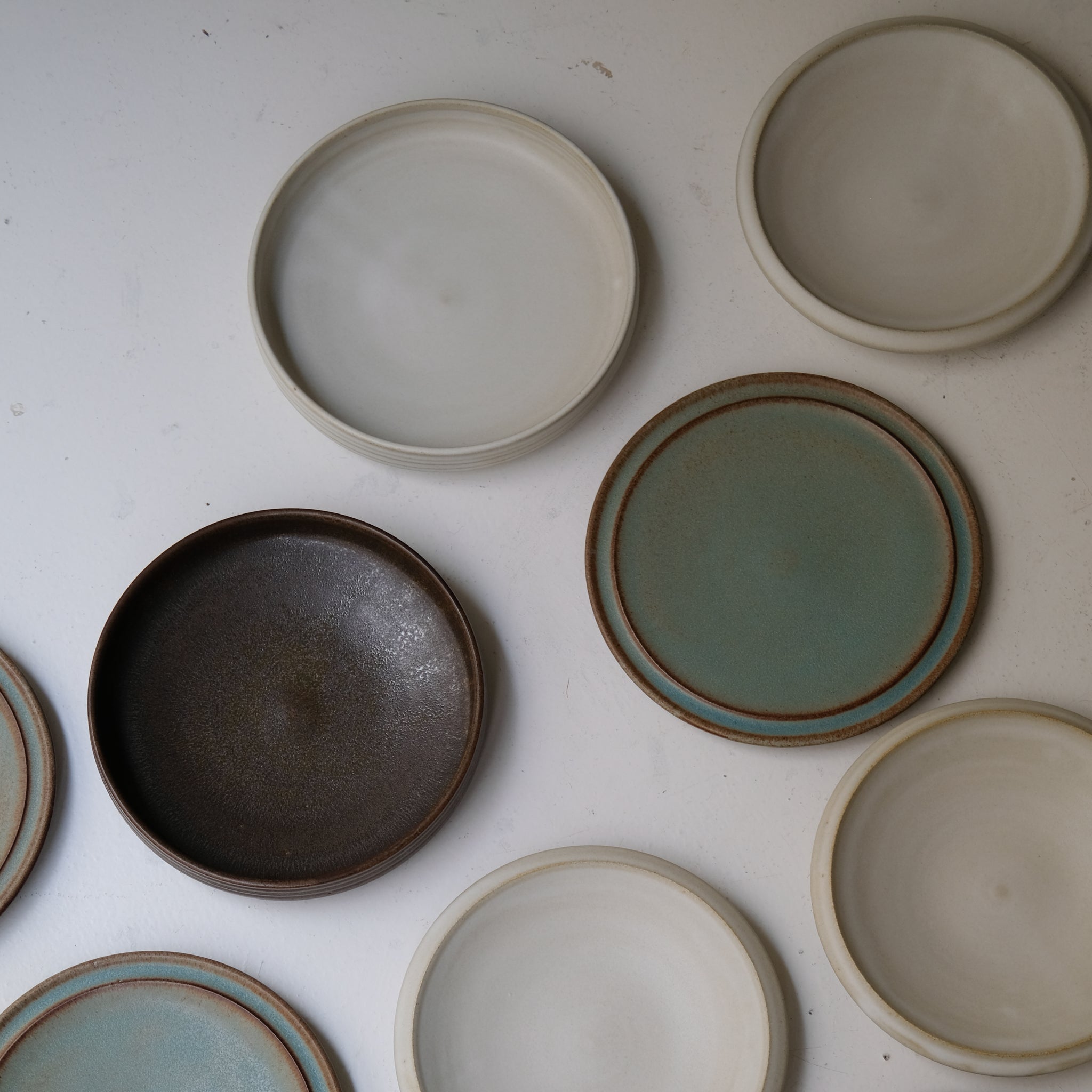 Plat de service en grès D 22,5cm - marron foncé par Malo chez Brutal Ceramics
