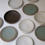 Assiette creuse en grès D 22cm - Blanc cassé par Malo chez Brutal Ceramics