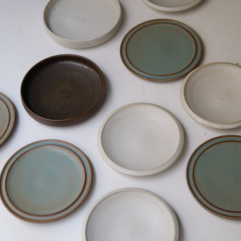 Assiette creuse en grès D 22cm - Blanc cassé par Malo chez Brutal Ceramics