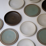 Assiette en Grès bleu-vert par Malo chez Brutal Ceramics