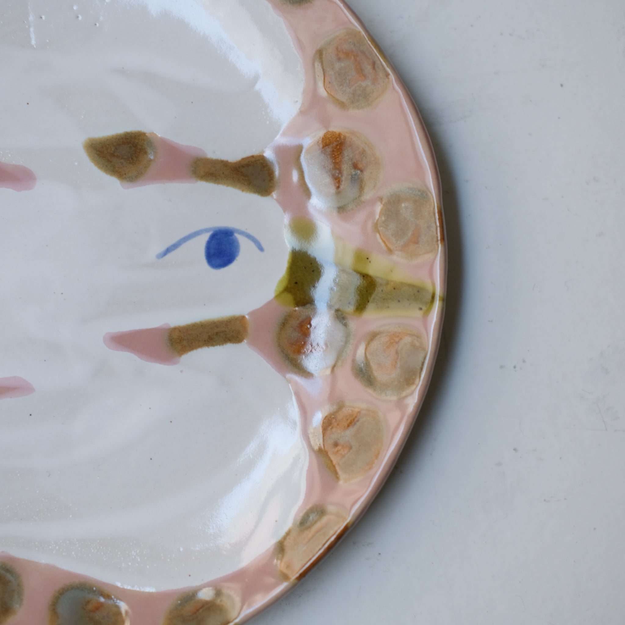 Assiette W25MY02 en grès D 18,5cm - multicolore de Marie-Yaé Suematsu chez Brutal Ceramics