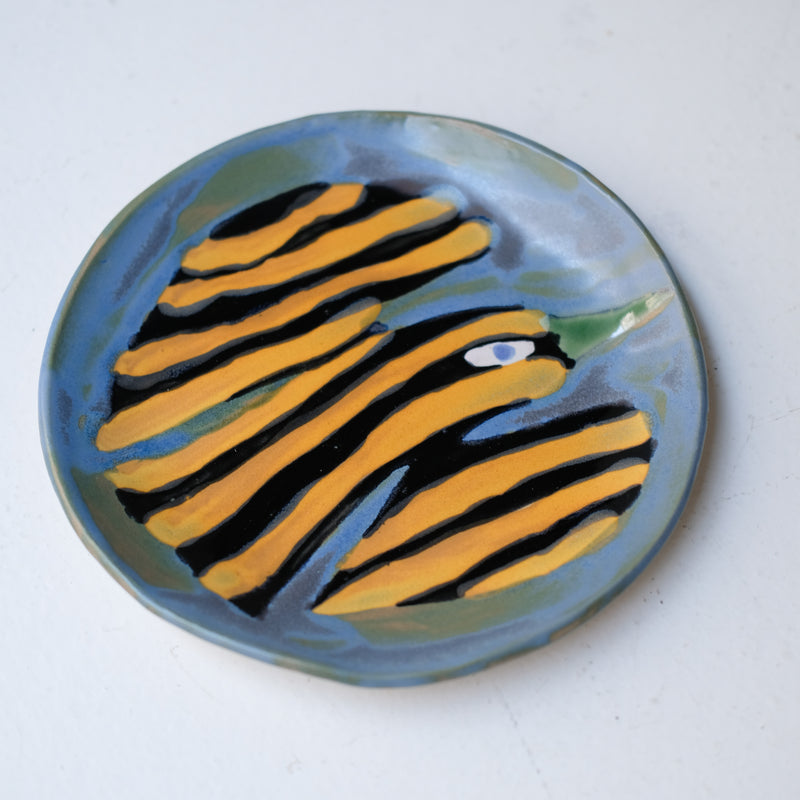 Assiette W25MY06 en grès D 18,5cm - multicolore de Marie-Yaé Suematsu chez Brutal Ceramics