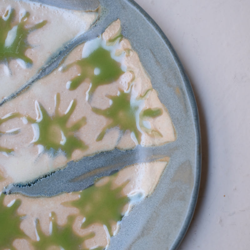 Assiette W25MY10 en grès D 18,5cm - multicolore de Marie-Yaé Suematsu chez Brutal Ceramics