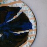 Assiette W25MY12 en grès D 18,5cm - multicolore de Marie-Yaé Suematsu chez Brutal Ceramics