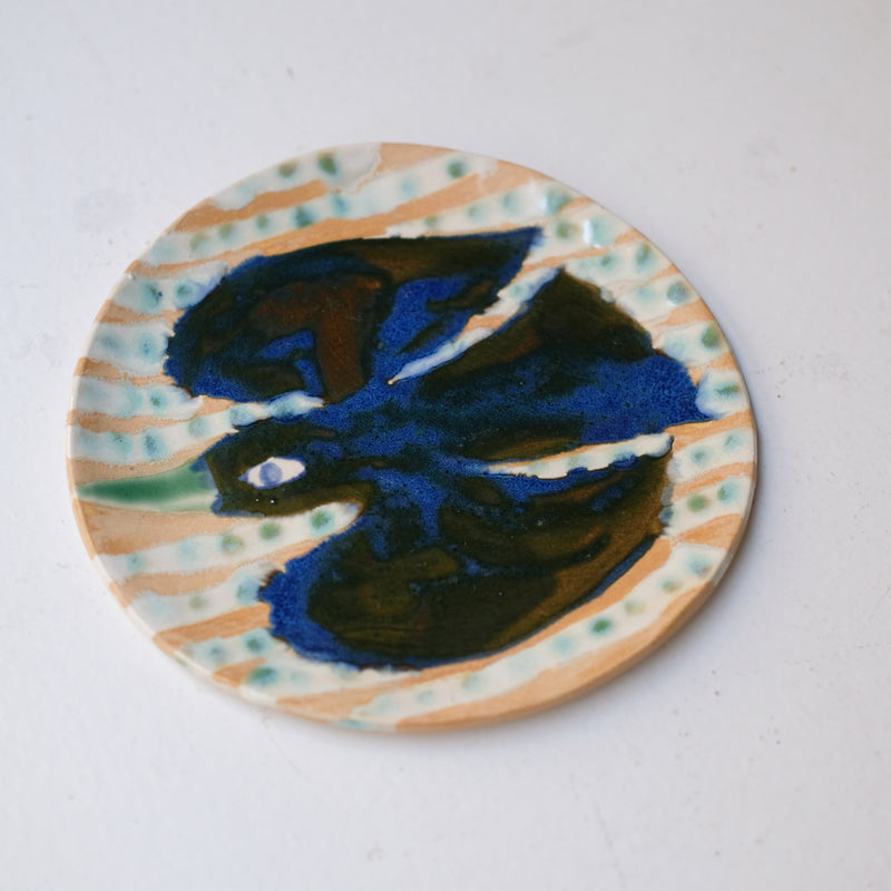 Assiette W25MY12 en grès D 18,5cm - multicolore de Marie-Yaé Suematsu chez Brutal Ceramics