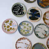 Assiette W25MY10 en grès D 18,5cm - multicolore de Marie-Yaé Suematsu chez Brutal Ceramics