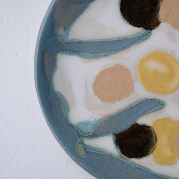 Assiette W25MY13 en grès D 18,5cm - multicolore de Marie-Yaé Suematsu chez Brutal Ceramics