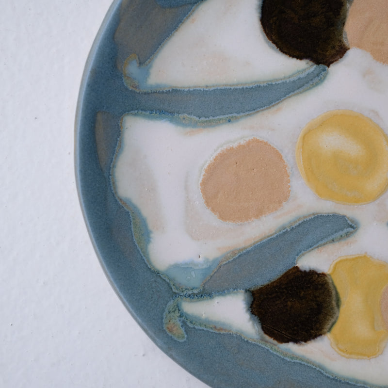 Assiette W25MY13 en grès D 18,5cm - multicolore de Marie-Yaé Suematsu chez Brutal Ceramics