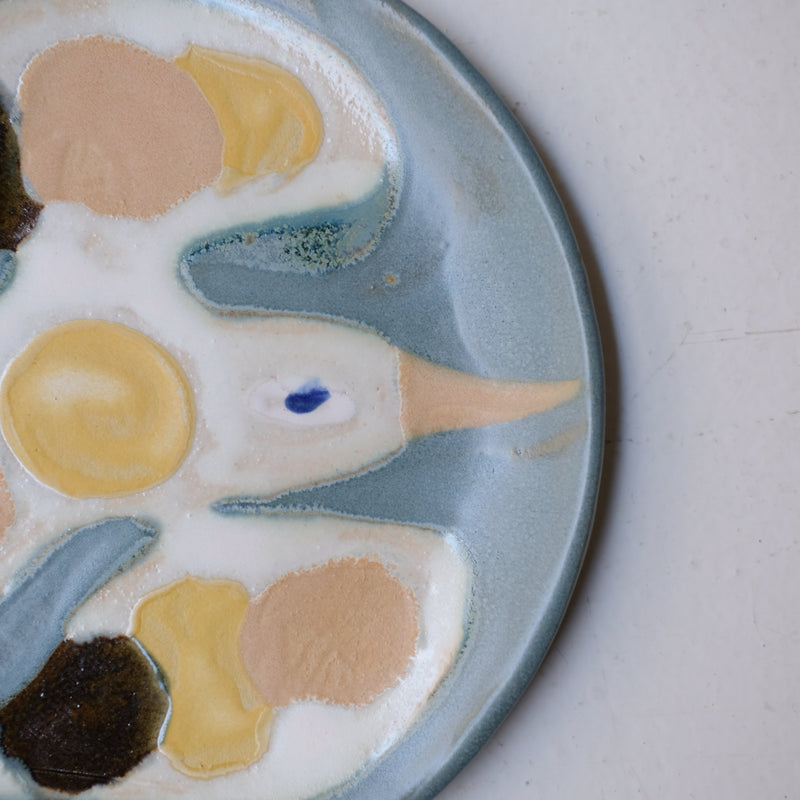 Assiette W25MY13 en grès D 18,5cm - multicolore de Marie-Yaé Suematsu chez Brutal Ceramics