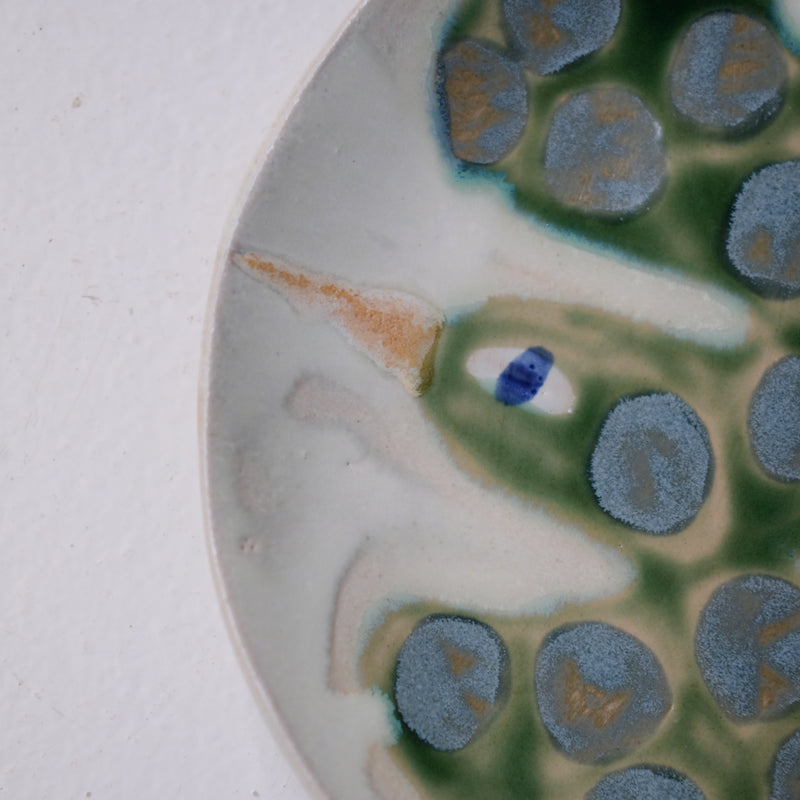 Assiette W25MY22 en grès D 18,5cm - multicolore de Marie-Yaé Suematsu chez Brutal Ceramics