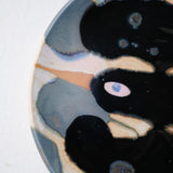 Assiette W25MY29 en grès D 16,5cm - multicolore de Marie-Yaé Suematsu chez Brutal Ceramics