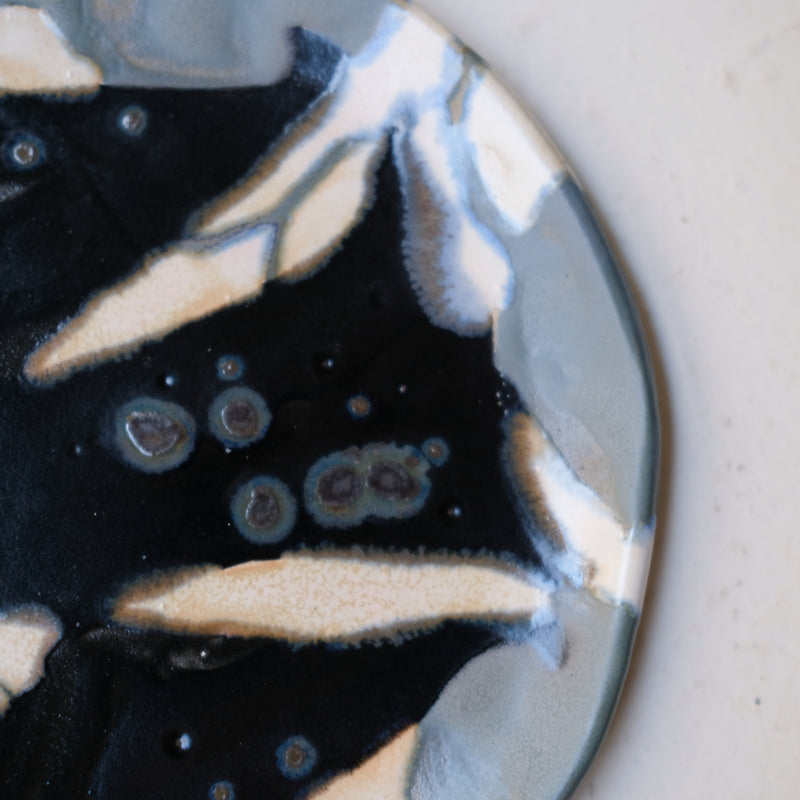 Assiette W25MY29 en grès D 16,5cm - multicolore de Marie-Yaé Suematsu chez Brutal Ceramics