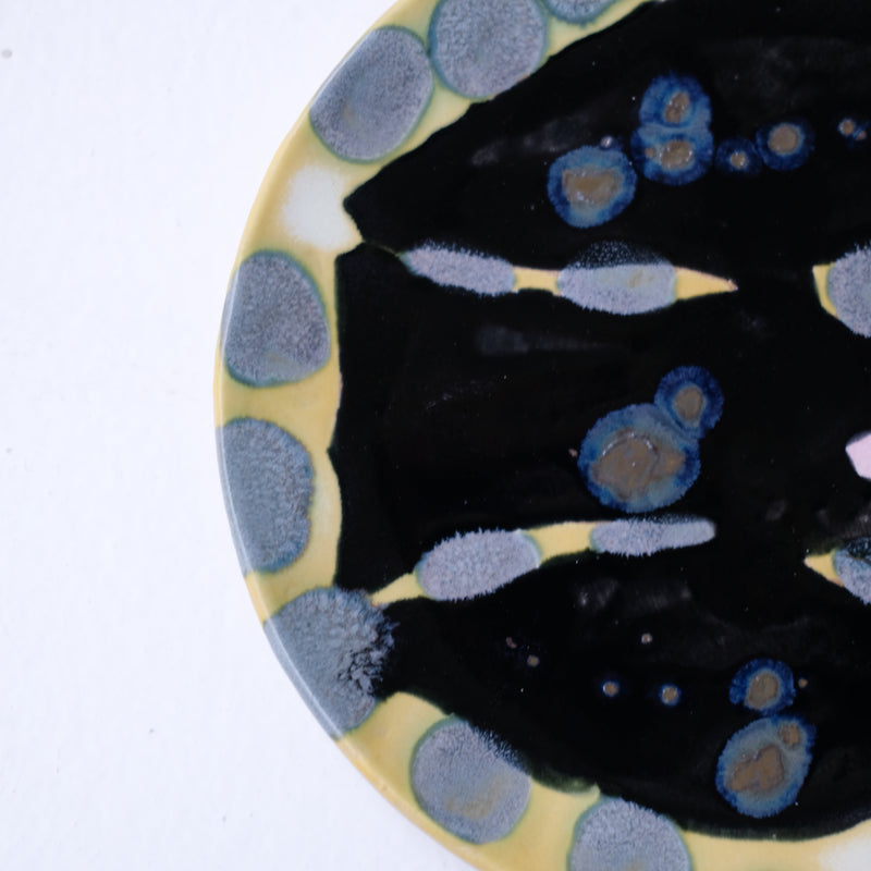 Assiette W25MY32 en grès D 16,5cm - multicolore de Marie-Yaé Suematsu chez Brutal Ceramics