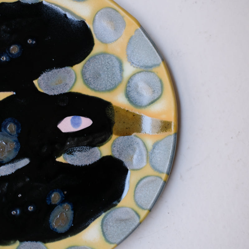 Assiette W25MY32 en grès D 16,5cm - multicolore de Marie-Yaé Suematsu chez Brutal Ceramics