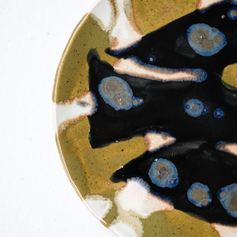 Assiette W25MY43 en grès D 16,5cm - multicolore de Marie-Yaé Suematsu chez Brutal Ceramics