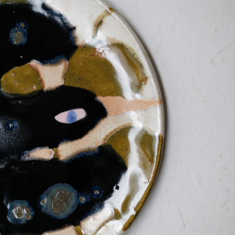 Assiette W25MY43 en grès D 16,5cm - multicolore de Marie-Yaé Suematsu chez Brutal Ceramics